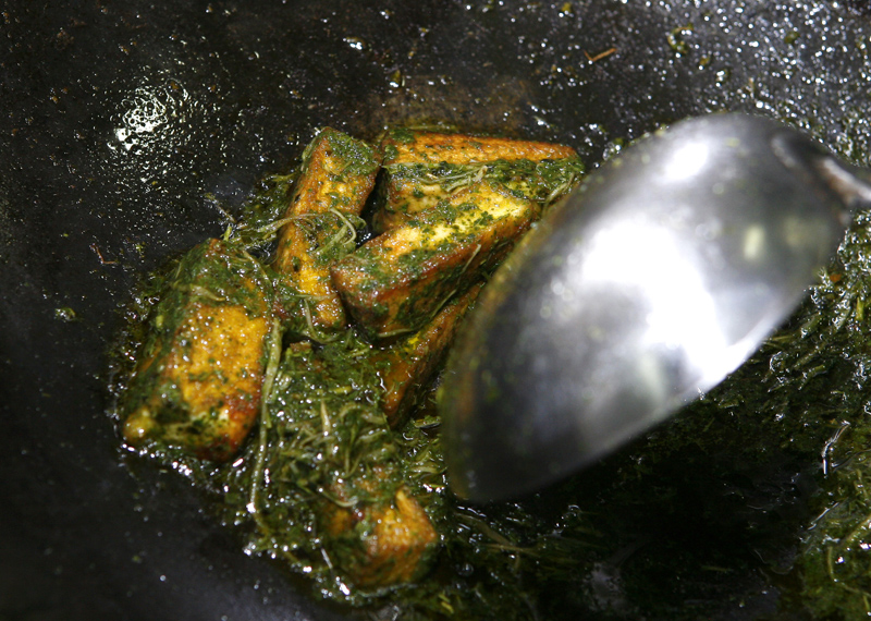 加入炸好的豆腐條一起拌炒，讓豆腐與醬汁炒勻上色即可。