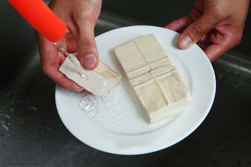 臭豆腐先用清水沖洗乾淨後瀝乾備用。家鄉肉切小碎備用。