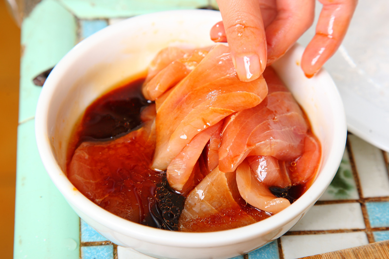 旗魚片以醬油、香油、米酒醃約20分鐘。