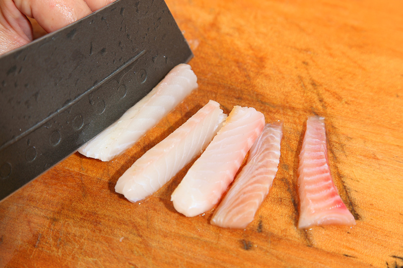 魚洗淨，切成約2.5公分長條狀，抹上少許鹽巴、淋上少米酒略醃5分鐘。