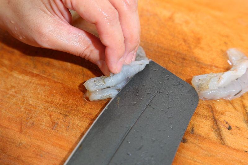 蔥切末。蝦摘掉蝦頭，除去外殼，開背、去腸泥，洗淨、瀝乾水。