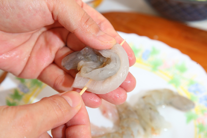 魚肉均勻抹上少許太白粉，取牙籤，將魚肉蝦肉兩端串在一起。