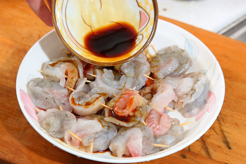 串好的魚球放在盤上，淋魚露、米酒，撒蔥末，封上保鮮膜後放入電鍋，外鍋加1／2杯水，按下開關，蒸約10分鐘即可。