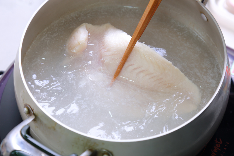 鱸魚片抹上鹽、去腥提味，先放入冰箱冷藏醃漬約20分鐘；起一鍋滾水，將醃製好的鱸魚片下鍋汆燙，約5分鐘後可起鍋。