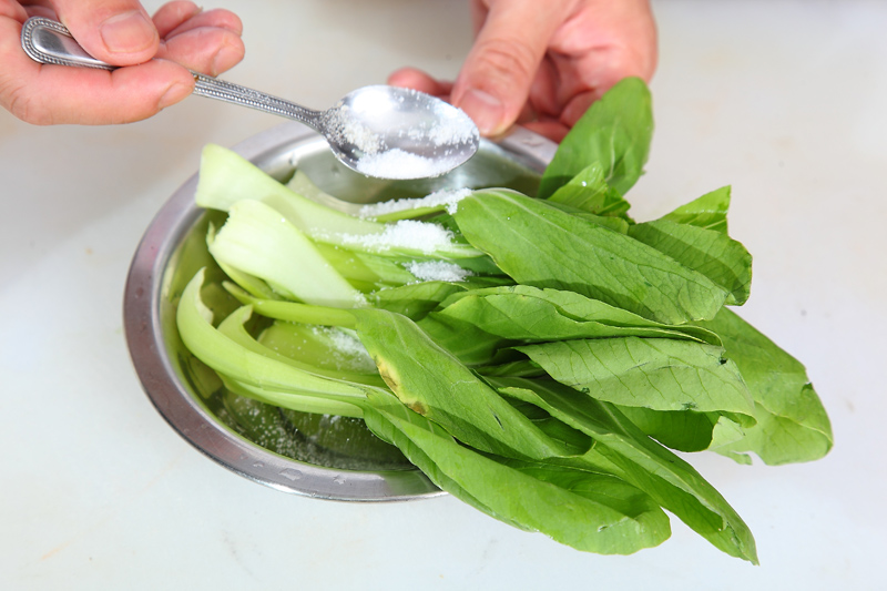 青江菜有著特殊的菜味，先加1湯匙鹽巴，醃約15分鐘即可去除青味，之後再沖水2分鐘去掉鹽分，提升青菜的爽脆口感。