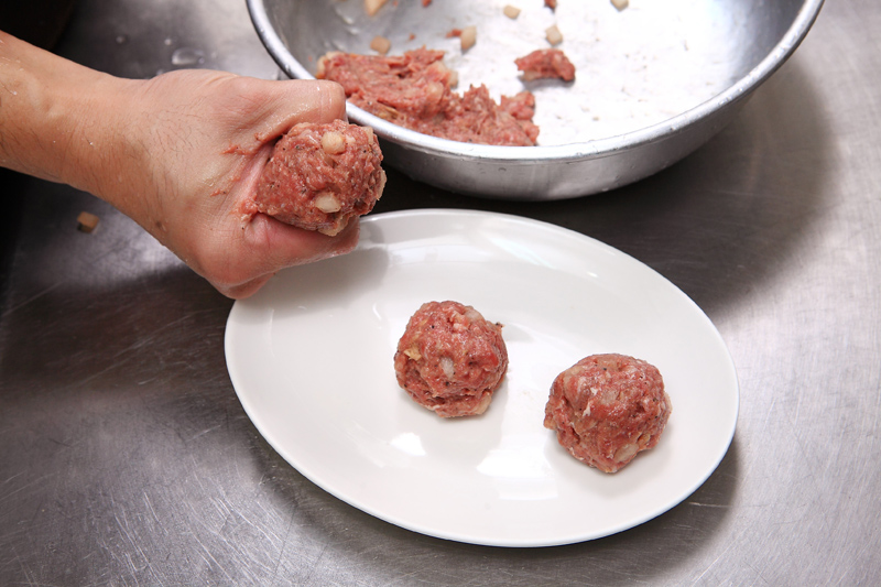 接著將牛肉餡用手捏成牛肉丸。