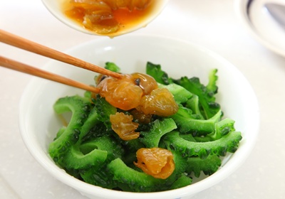 將苦瓜撈起瀝乾，放入一調理碗，加入梅汁、梅肉、糖、小半碗的水拌勻。