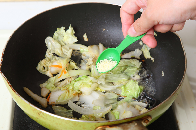 1分鐘後加入醬油和雞粉調味。