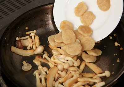再加入地瓜麵疙瘩、甜豆及豌豆拌炒2分鐘，最後撒少許鹽、咖哩粉、白胡椒粉，麵疙瘩取出盛盤，並放上花椰菜、紅黃椒片即完成。