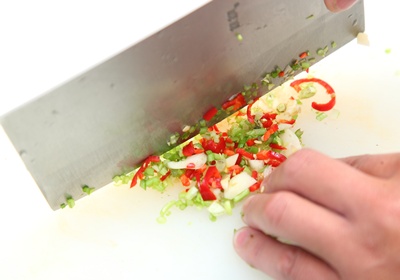 將大蒜、辣椒、香菜頭洗淨後切末備用。