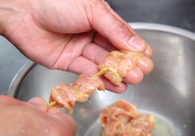 梅花肉切片，以咖哩粉、椰奶、雞粉、糖及鹽醃30分鐘，將肉片約2∼3片為一串，以竹籤串上。