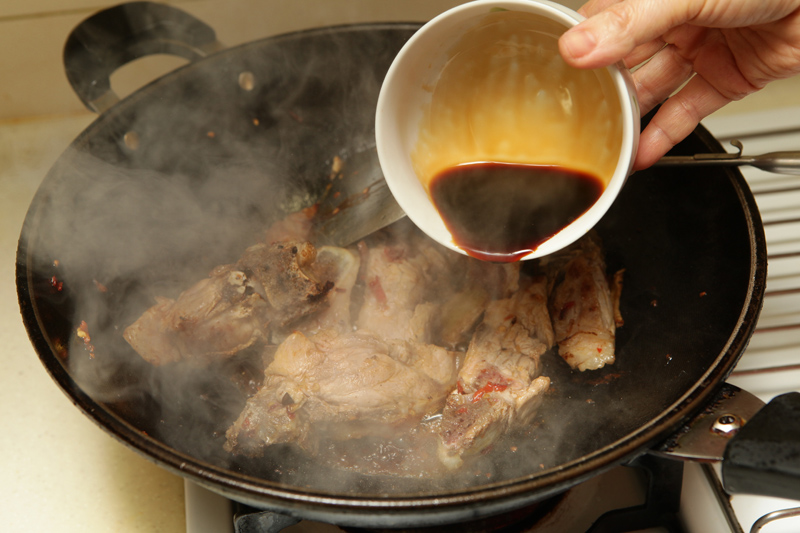 倒入醬油、味醂繼續拌炒。