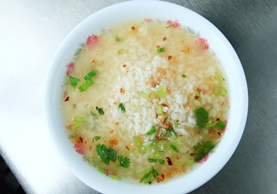 「飯湯」跟鹹粥哪裡不一樣？高湯基底、米飯下鍋時機是關鍵