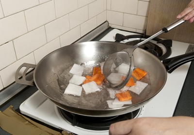 將紅白蘿蔔塊過水汆燙，燙完後火先不要關，繼續汆燙其他食材。