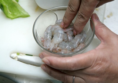 魷魚、蝦仁先用薑片少許、鹽1小匙、米酒1小匙醃約30分鐘，使腥味去除。