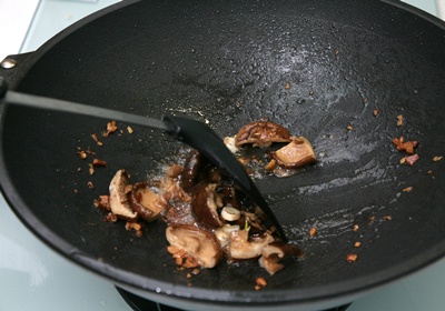 再起一油鍋，放香菇、青椒、紅椒、魷魚、蝦仁，還有所有的調味料一起拌炒。