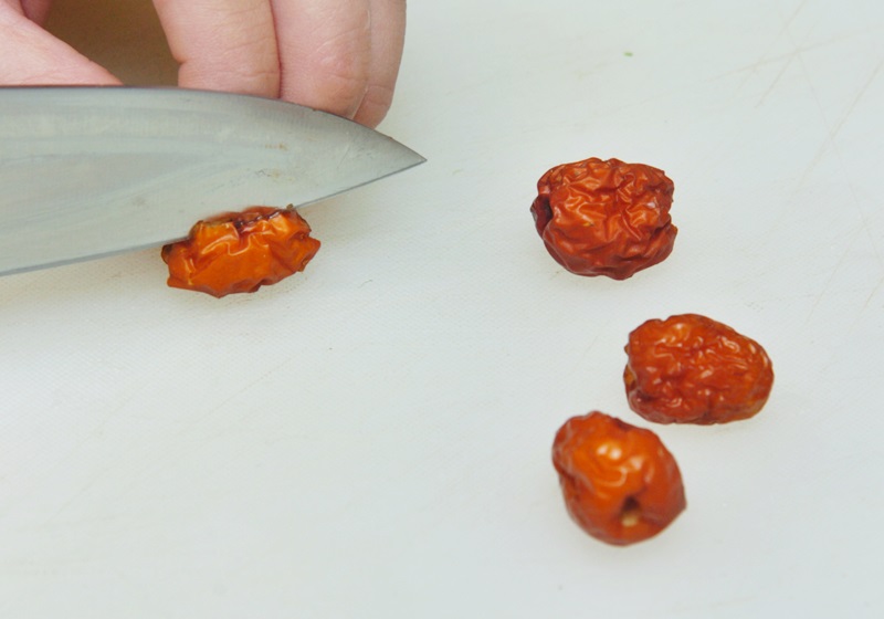 紅棗切2刀備用。