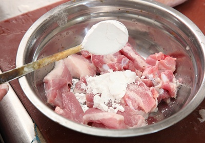 肉加上醃料，抓勻略醃2分鐘。