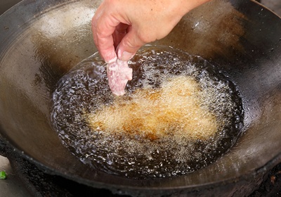 醃肉放入約攝氏140度油溫中，轉中火過炸，約需3∼4分鐘，直到肉片表面呈金黃色時起鍋，瀝乾油備用。