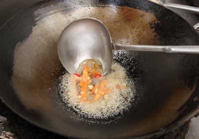 煮醬汁，將蒜、辣椒等放入油鍋中爆香，接著加白醋、水、糖、蠔油，煮至砂糖融解。