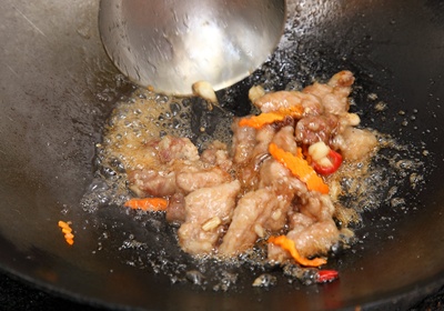 最後加入炸好的肉片拌炒均勻即可。