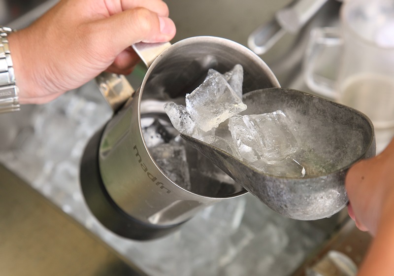 將綠茶、冰塊、果糖放至果汁機中搖勻。