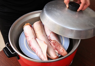 花枝放入電鍋，外鍋倒入80c.c.水，按下電鍋開關將食材蒸熟，起鍋後切成厚度約3公分片狀，即完成。