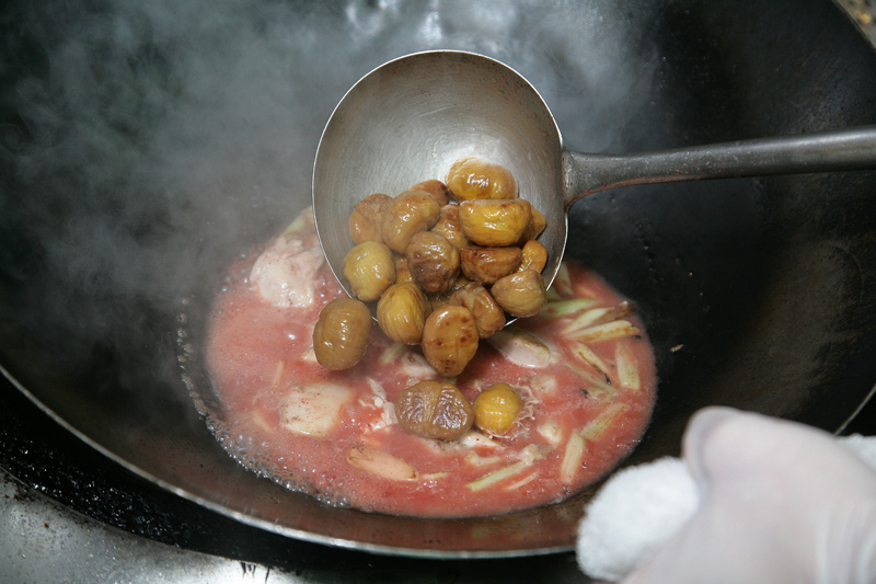 放入栗子小火先煮10分鐘，最後加入雞肉煮6分鐘就完成了。
