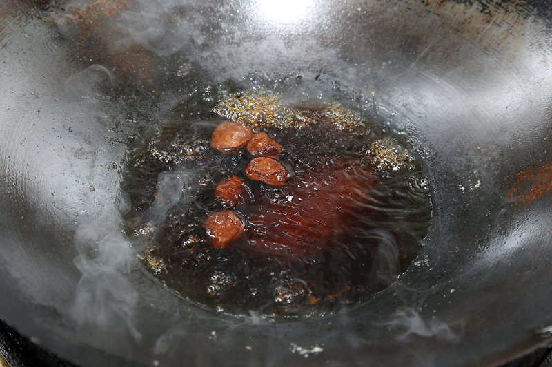 起油鍋，放水100c.c.、話梅、醬油以及糖，轉小火煮5分鐘。