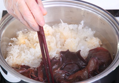 黑、白木耳洗淨，以冷水泡開，約1.5小時。將雙耳取出，放冷水中以大火加熱、水滾時轉中火，煮約5分鐘關火。取出、瀝乾放涼。