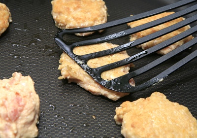 用湯匙取約乒乓球大小肉餡，略整形後放進平底煎鍋中，煎至單面上色後，翻面用鍋鏟將肉團略壓整形，煎至兩面上色、熟透後即可起鍋。