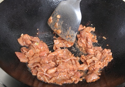 以2匙油熱油鍋轉中火，將肉片以及蒜泥放入鍋中，以半煎炒的方式約3分鐘。