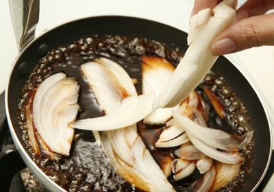 取一平底鍋，將柴魚醬油3匙、味醂2匙、白砂糖1匙和2湯匙的水倒入鍋中，開中火煮滾後，放入洋蔥煮約30秒後，再放入醃好的雞肉，和洋蔥一起燉煮。
