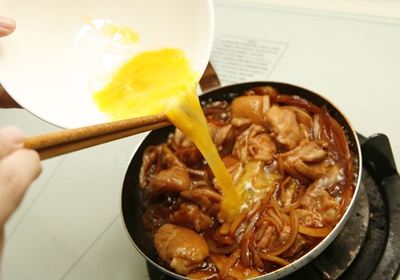 待雞肉煮熟後，以畫圓的方式均勻倒入打好的蛋液，約15秒即可關火，即完成此道料理。