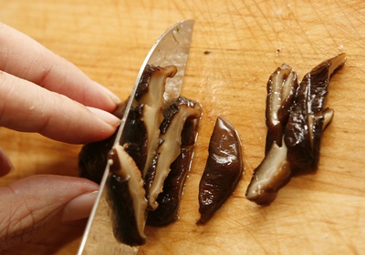 將四季豆切丁、配菜中一起煮好的甘露香菇切成條狀備用。