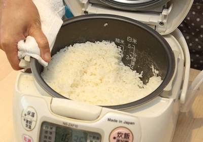 白米飯洗淨後放入電子鍋，鍋內倒入300c.c.水，蓋上鍋蓋按下電子鍋開關，米飯蒸熟後即可取出。