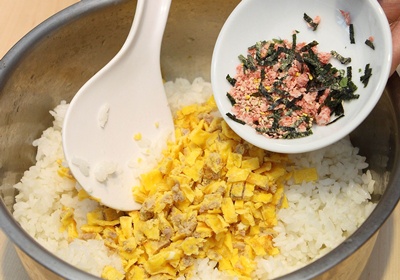 混合蛋液靜置於室溫放涼後剁碎，與香鬆倒入白飯，攪拌均勻。