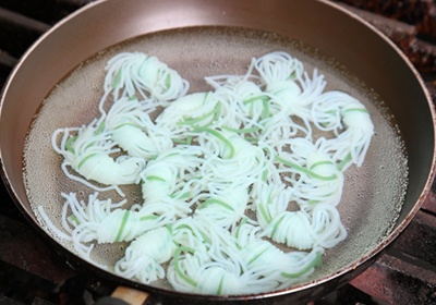 蒟蒻絲沖水洗淨後放入滾水中略煮5分鐘，以去除蒟蒻中的鹼味。