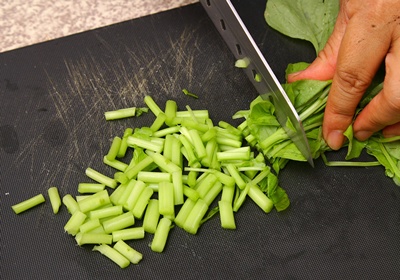 雞蛋打成全蛋蛋汁、太白粉加水成太白粉水備用。莧菜切去根部，梗撕去老絲、清洗後，切成長2公分的細段。