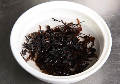 乾海藻浸泡冷水約5～10分鐘撈起備用。