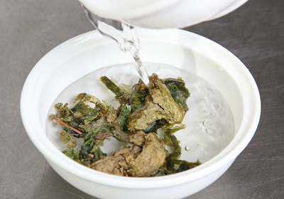 乾昆布浸泡冷水約5～10分鐘撈起備用。紅蘿蔔去皮切塊備用。