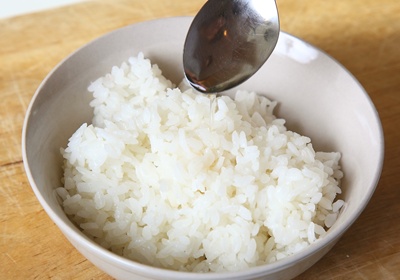 白飯淋上1湯匙的醋拌勻調味。