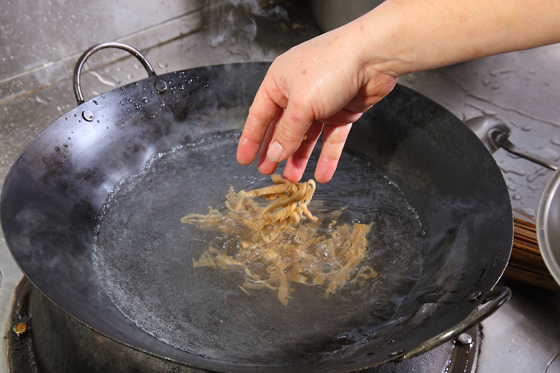 鍋中加約1,000c.c.水，同時加入福菜，以大火煮開，倒入雞高湯，轉小火，再滾煮10分鐘。