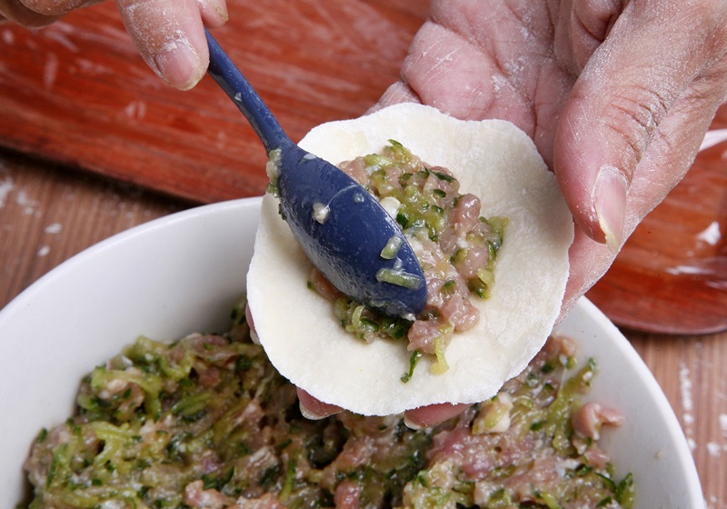 取適量餡料至餃子皮中間。