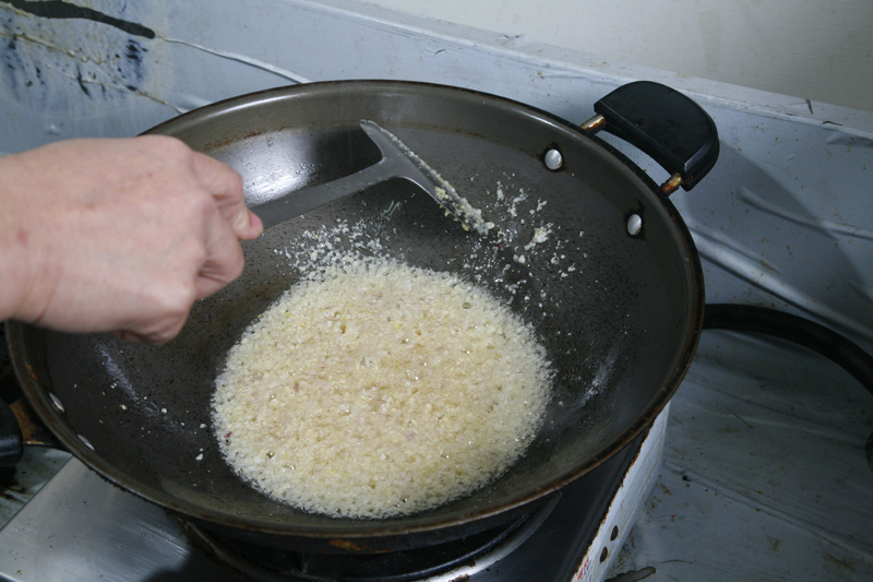 在炒鍋內加入約一飯碗量的沙拉油，待油熱加入紅蔥頭末、大蒜末以中火炒至散出香氣。