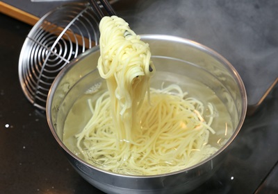 乾油麵煮約3分半到4分鐘即熟,將麵撈起後可立即放入冰水冰鎮,約20秒後再撈起並瀝乾水分,即可盛盤。