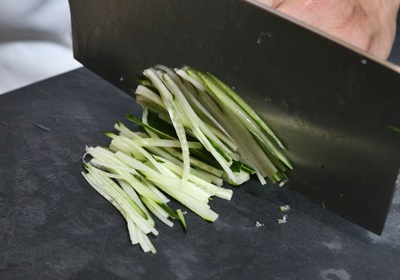 小黃瓜和紅蘿蔔都不需要燙,直接切片再切絲即可,切得細一點較好,一來較不會吃到蔬菜的生味,二來也可讓蔬菜和麵的口感更平衡。如果要用刨的,建議使用大孔的刨刀,才能維持蔬菜的爽脆度。