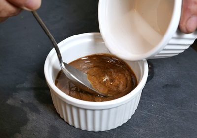 先用冷開水將芝麻醬調開,以免和其他醬料攪拌時結塊。再將醬油、醬油膏、白砂糖、麻油等醬料依序加入,攪拌均勻即可。