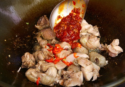 雞肉變色後,就可將辣椒與辣豆瓣醬放入同一鍋中,以中火拌炒1分鐘。