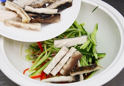 魚皮放入碗中，用手將食材與調味料拌勻，靜置約3分鐘至入味即完成。